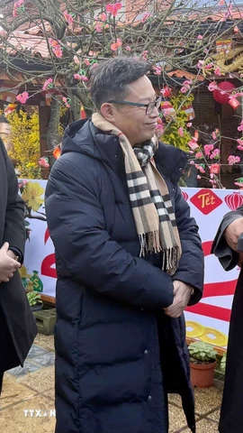 Đại sứ Việt Nam tại Pháp Trịnh Đức Hải (ngoài cùng bên phải) gửi lời chúc mừng năm mới tới Hòa thượng Thích Thịnh Quang, Trụ trì chùa Khuông Việt. (Ảnh: Hữu Chiến/TTXVN)