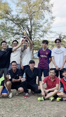 Đại sứ Lê Quang Long và phu nhân Nguyễn Thị Ngọc Thư chụp ảnh cùng các cầu thủ thi đấu. (Ảnh: Việt Hùng/TTXVN)