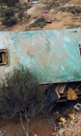 Hiện trường 1 vụ tai nạn xe buýt trên đường cao tốc ở Camana, Arequipa, Peru. (Ảnh minh họa: Xinhua)