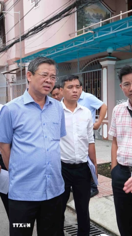 Chủ tịch Ủy ban Nhân dân thành phố Cần Thơ Trương Cảnh Tuyên (thứ 3, từ trái sang) kiểm tra công tác giải phóng mặt bằng dự án mở rộng Quốc lộ 91. (Ảnh: Thanh Liêm/TTXVN)