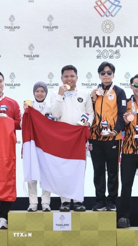 Bộ đôi xạ thủ Trịnh Thu Vinh, Phạm Quang Huy giành HCB tại nội dung 10m súng ngắn hơi đồng đội hỗn hợp. (Ảnh: Minh Quyết/TTXVN)