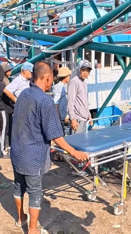 Các nạn nhân được đưa đi cấp cứu trong tình trạng nguy kịch. (Nguồn: VOV)