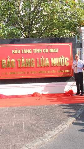 Các đồng chí lãnh đạo, nguyên lãnh đạo Tỉnh ủy, UBND tỉnh Cà Mau đã cùng thực hiện nghi thức khánh thành Bảo tàng lúa nước tỉnh Cà Mau. (Ảnh: Chanh Đa/TTXVN)