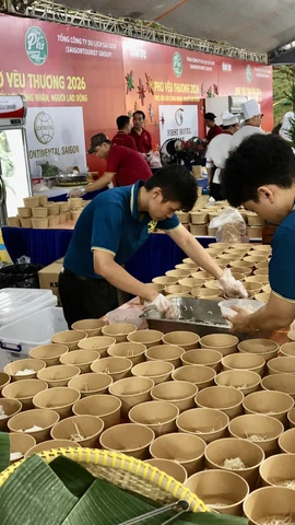 Các đơn vị tất bật chuẩn bị những suất phở miễn phí cho công nhân, người lao động. (Ảnh: Mỹ Phương/TTXVN.)