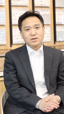 Giáo sư Lưu Thư Minh, Viện trưởng Học viện Môi trường, Đại học Thanh Hoa (Trung Quốc), trả lời phỏng vấn phóng viên TTXVN tại Trung Quốc. (Ảnh: Công Tuyên/TTXVN)