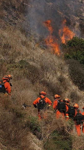 (Tư liệu) Lính cứu hỏa nỗ lực dập lửa cháy rừng tại Malibu, California, Mỹ. (Ảnh: THX/TTXVN)