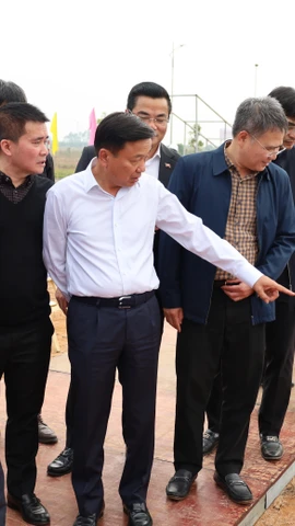 Thứ trưởng Nguyễn Danh Huy khảo sát khu vực tổ chức lễ khởi công dự án đường sắt Lào Cai-Hà Nội-Hải Phòng tại Ga Phú Thọ. (Ảnh: Tạ Toàn/TTXVN)