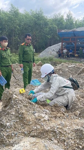 Cơ quan chức năng khám nghiệm hiện trường, thu mẫu phục vụ công tác điều tra.