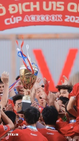 Ban tổ chức trao Cup vô địch cho U15 PVF. (Ảnh: Minh Quyết/TTXVN)