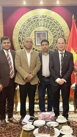 Đại sứ Việt Nam tại Bangladesh Nguyễn Mạnh Cường chụp ảnh kỷ niệm với các đại diện báo chí Bangladesh.