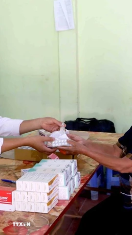 Phát thuốc miễn phí cho nhân dân vùng bị ngập lụt xã Chiềng Khoong, tỉnh Sơn La. (Ảnh: Quang Quyết/TTXVN)