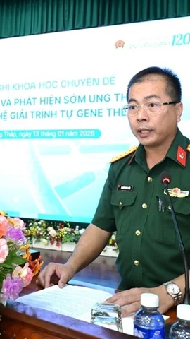 Đại tá, bác sỹ chuyên khoa II Nguyễn Trung Kiên, Giám đốc Bệnh viện Quân y 120, Cục Hậu cần - Kỹ thuật Quân khu 9 chủ trì hội nghị. (Nguồn: QĐND)