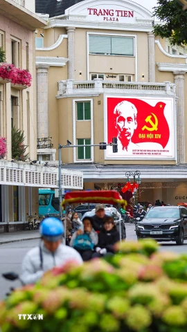 Màn hình LED cỡ lớn trên nhiều tuyến phố trình chiếu hình ảnh, biểu tượng chào mừng Đại hội đại biểu toàn quốc lần thứ XIV của Đảng. (Ảnh: Thanh Tùng/TTXVN)