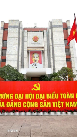Pano chào mừng Đại hội đại biểu toàn quốc lần thứ XIV của Đảng trước trụ sở Ủy ban nhân dân thành phố Hà Nội. (Ảnh: Thanh Tùng/TTXVN)