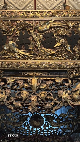 Kiến trúc trong nhà cũng được bài trí theo lối phong thuỷ tứ linh, nhưng là Long-Lân-Bức-Phụng chứ không phải Long-Lân-Quy-Phụng như truyền thống. (Ảnh: Hồng Nhung/TTXVN)