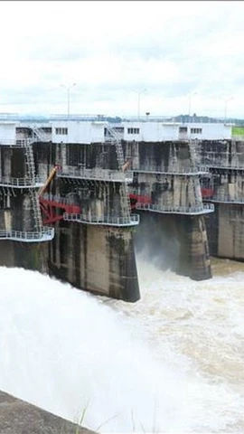 Đập thủy điện của nhà máy thủy điện Buôn Kuốp điều tiết nguồn nước. (Nguồn: TTXVN)