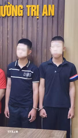 3 đối tượng tại Công an phường Trị An. (Ảnh: TTXVN phát)