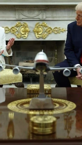 Tổng thống Mỹ Donald Trump thảo luận với Thủ tướng Italy Giorgia Meloni tại Nhà Trắng ngày 17/4/2025. (Ảnh: REUTERS/TTXVN)