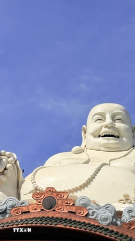 Nụ cười an nhiên, từ bi, hỉ xả của Phật Di Lặc được tái hiện rõ nét trên bức tượng giữa vùng Thất Sơn. (Ảnh: Thanh Sang/TTXVN)