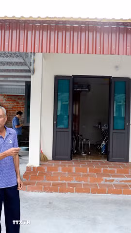 Từ sự giúp đỡ của Hội Nạn nhân chất độc da cam/dioxin tỉnh Hưng Yên cùng các nhà hảo tâm và họ hàng, người thân, chị Nguyễn Thị Làn (sinh năm 1977, thôn Văn Cẩm, xã Diên Hà, tỉnh Hưng Yên) đã xây dựng được căn nhà kiên cố với kinh phí hơn 170 triệu đồng. (Ảnh: Thế Duyệt/TTXVN)