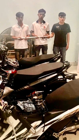 Các đối tượng cùng tang vật tại cơ quan Công an.