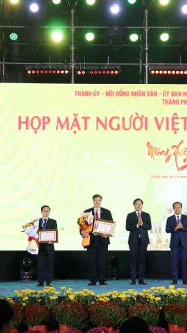 Trao tặng Bằng khen của Chủ tịch UBND Thành phố Hồ Chí Minh cho các tập thể, cá nhân có thành tích xuất sắc trong công tác người Việt Nam ở nước ngoài trên địa bàn Thành phố. (Ảnh: Xuân Khu/TTXVN)