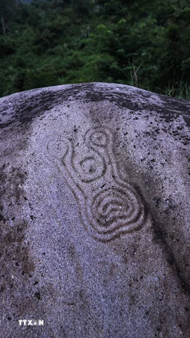 Khối đá có một hình vẽ gợi nhiều hình ảnh liên tưởng. (Ảnh: Trọng Đạt/TTXVN)