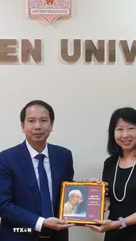 Phó giáo sư, Tiến sỹ Nguyễn Văn Tùng tặng sách "Bác Hồ ở Thái Lan" cho Trung tâm Nghiên cứu ASEAN, Đại học Khon Kaen, Thái Lan. (Ảnh: TTXVN phát)