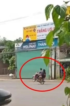 Xử lý nam thanh niên điều khiển xe máy không đội mũ bảo hiểm, đi xe "bốc đầu" 