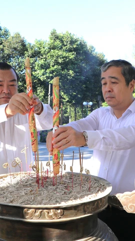 Đồng chí Ngô Đông Hải, Phó Trưởng Ban Tuyên giáo và Dân vận Trung ương (đứng giữa) cùng các đại biểu thắp hương tri ân các anh hùng liệt sỹ tại Nghĩa trang liệt sỹ Đồi 82. (Ảnh: Thanh Tân/TTXVN)