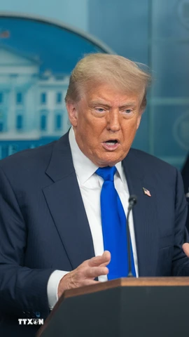 Ngày 15/1/2026, Mỹ tiếp tục gia tăng sức ép đối với Iran thông qua các biện pháp trừng phạt mới, trong khi Tổng thống Donald Trump (ảnh) cho biết Washington đang theo dõi sát diễn biến tình hình trước khi đưa ra bất kỳ quyết định tiếp theo nào. Trong bối cảnh đó, nhiều quốc gia và Liên hợp quốc (LHQ) kêu gọi các bên kiềm chế, tránh những hành động có thể làm gia tăng căng thẳng tại Trung Đông. (Ảnh: THX/TTXVN)
