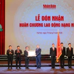 Tổng Bí thư Tô Lâm thay mặt Lãnh đạo Đảng và Nhà nước trao Huân chương Lao động hạng Nhất tặng Báo Nhân Dân. (Ảnh:CTV/Vietnam+)