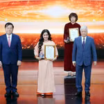 Phóng viên Phạm Mai của Báo Điện tử VietnamPlus nhận Giải A Giải báo chí “Vì sự nghiệp đại đoàn kết toàn dân tộc” năm 2023-2024. (Ảnh: Hoài Nam/Vietnam+)