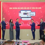 Các đại biểu cùng bấm nút khai trương Báo Nhân Dân điện tử tiếng Hàn Quốc, đánh dấu mốc ấn phẩm điện tử tiếng nước ngoài thứ 6 của Báo Nhân Dân chính thức hòa mạng internet. (Ảnh: PV/Vietnam+)