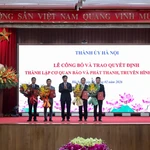 Bí thư Thành ủy Hà Nội Nguyễn Duy Ngọc trao Quyết định thành lập Cơ quan Báo và phát thanh, truyền hình Hà Nội cùng các quyết định bổ nhiệm lãnh đạo Cơ quan. (Ảnh: Vũ Quang/TTXVN)