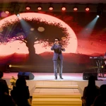 Ca sỹ-nhạc sỹ Dương Trường Giang trong đêm nhạc "Giang Phố." (Ảnh: CTV/Vietnam+)