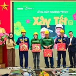 Ban Tổ chức trao quà tặng công nhân xây dựng của Coteccons và công nhân môi trường của Công ty TNHH Một thành viên Thoát nước Hà Nội. (Ảnh: CTV/Vietnam+)