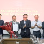 Cục trưởng Cục Quản lý, Giám sát Bảo hiểm Ngô Việt Trung, Phó Cục Trưởng Cục Quản lý, Giám sát Bảo hiểm Phạm Văn Đức, Chủ tịch Hiệp hội Bảo hiểm Việt Nam Nguyễn Xuân Việt và Tổng Thư ký Hiệp hội Bảo hiểm Việt Nam Phạm Ngọc Sơn, tặng hoa chúc mừng nhà báo Nguyễn Phong Cầm. (Ảnh: Tuấn Minh)