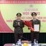 Thừa uỷ quyền của lãnh đạo Bộ Công an, Thiếu tướng Đỗ Triệu Phong trao Quyết định về việc phân công Đại tá Nguyễn Thanh Bình giữ chức vụ Tổng Biên tập Báo Công an nhân dân. (Ảnh: Khổng Hà)