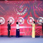 Phó Chủ tịch Quốc hội Nguyễn Thị Thanh và Tổng Giám đốc Thông tấn xã Việt Nam Vũ Việt Trang cùng các đại biểu thực hiện nghi thức khai trương chuyên trang. (Ảnh: Minh Đức/TTXVN)