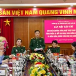Đại diện Ban tổ chức thông tin về chương trình nghệ thuật giao hưởng thính phỏng ra mắt Dàn nhạc Giao hưởng Quân đội và mừng Đảng, mừng Xuân Bính Ngọ năm 2026. (Ảnh: PV/Vietnam+)