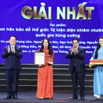 Nhà báo Chu Thị Hồng Kiều, đại diện nhóm tác giả Báo Điện tử VietnamPlus nhận Giải Nhất. (Ảnh: Hoài Nam/Vietnam+)