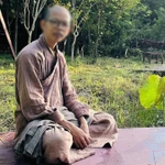 Ông Trần Minh Thành sử dụng trang phục của cư sỹ tại gia, có hình thức tương đối gần với trang phục thường thấy của tu sỹ Phật giáo. (Ảnh: FB)