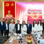 Đại diện Ban Tổ chức và các đại biểu, nghệ sỹ tại lễ công bố chương trình. (Ảnh: Thế Đại)