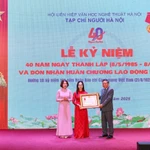 Tổng Biên tập Vương Minh Huệ đón nhận Huân chương Lao động hạng Nhì dành cho Tạp chí Người Hà Nội. (Ảnh: Đại Thắng/Vietnam+)