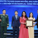 Nhà báo Nguyễn Thị Hạnh đại diện nhóm tác giả nhận Giải A. (Ảnh: Hoài Nam/Vietnam+)