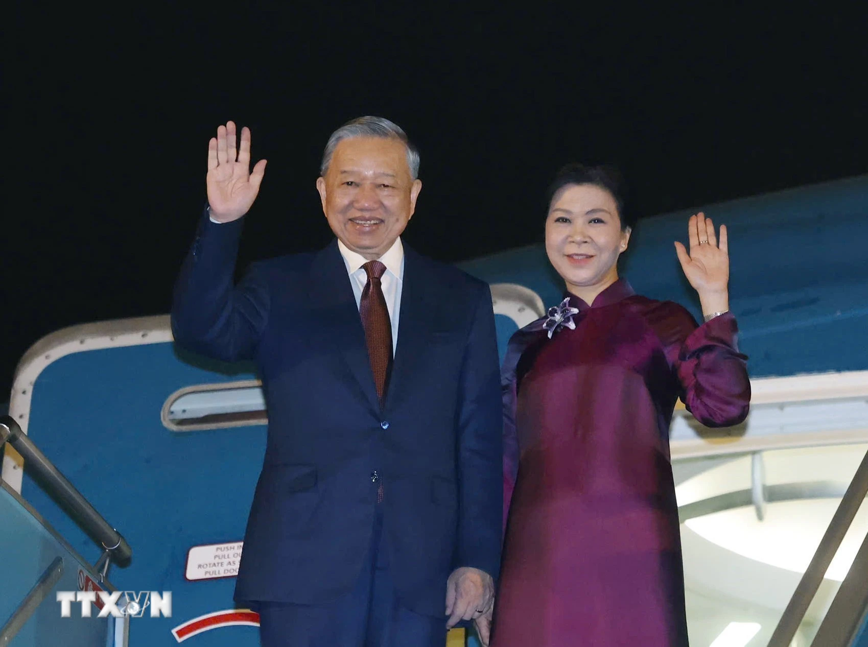 Tổng Bí thư, Chủ tịch nước và Phu nhân lên đường thăm cấp Nhà nước tới Trung Quốc