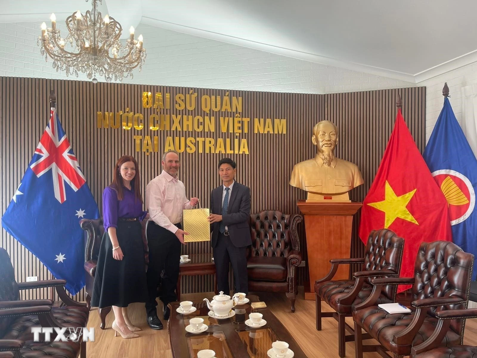 Con trai cựu binh Australia trao trả nhật ký liệt sỹ Việt Nam