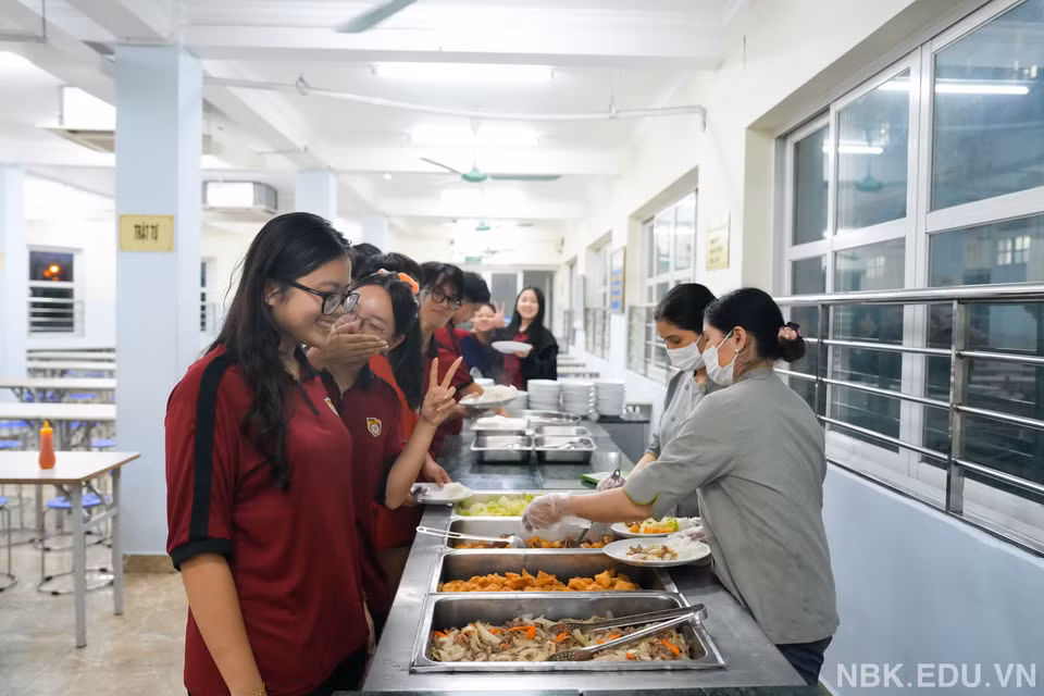 Các em học sinh ăn bữa tối tại trường. (Ảnh: Nhà trường cung cấp/Vietnam+)