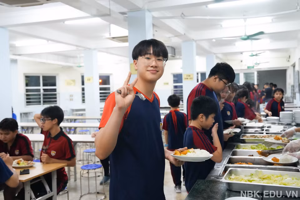 Các em học sinh ăn bữa tối tại trường. (Ảnh: Nhà trường cung cấp/Vietnam+)